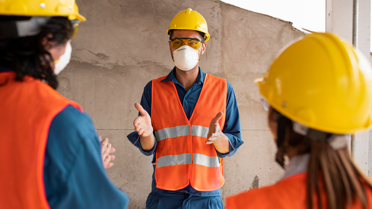 Imagem ilustrativa de orientação de segurança a trabalhadores com equipamentos de proteção